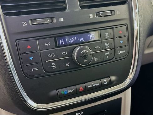 Used 2016 Chrysler Town & Country Touring-L image 17