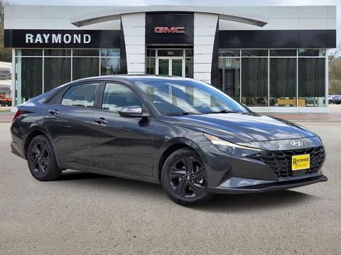 Used 2023 Hyundai Elantra SEL w/ Preferred Accessory Package FWD image 1