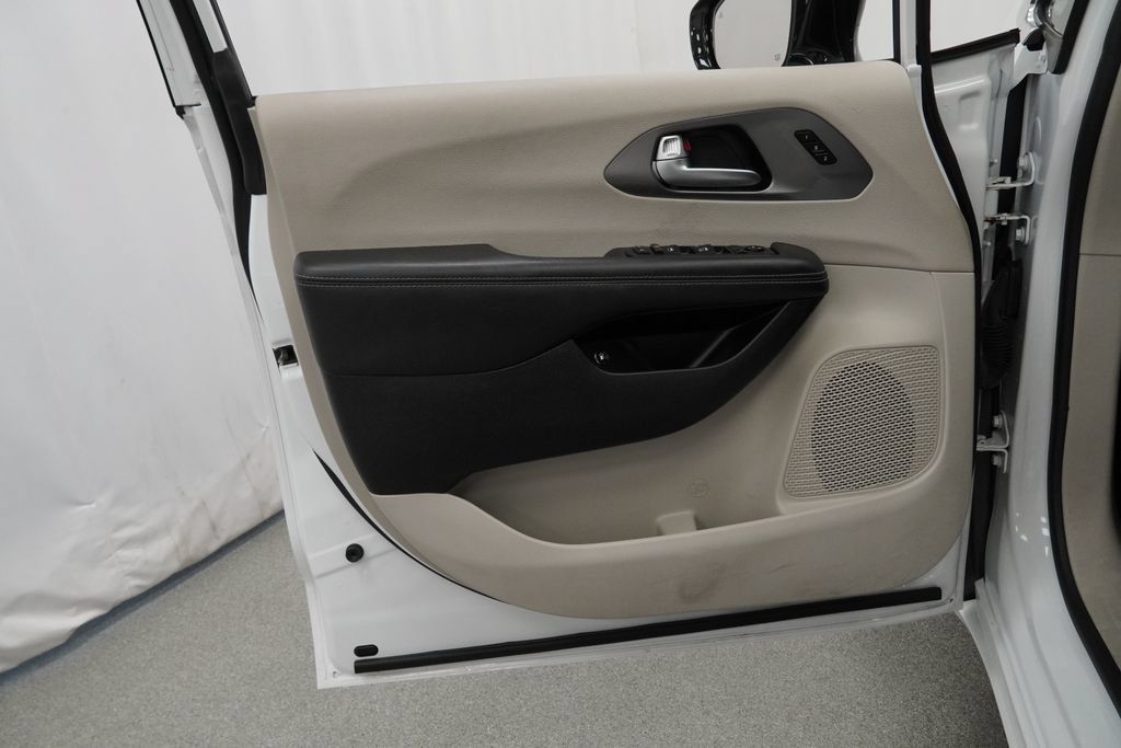 Used 2024 Chrysler Pacifica Limited FWD image 36