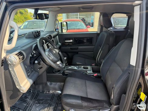 Used 2010 Toyota FJ Cruiser Sport Utility 2D image 12