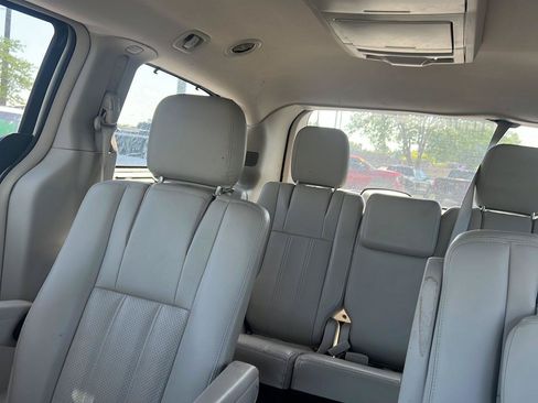 Used 2016 Chrysler Town & Country Touring-L w/ Driver Convenience Group FWD image 21