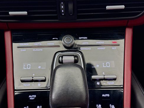 Used 2021 Porsche Cayenne AWD/4WD image 24