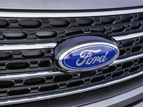 Used 2021 Ford Explorer XLT image 11