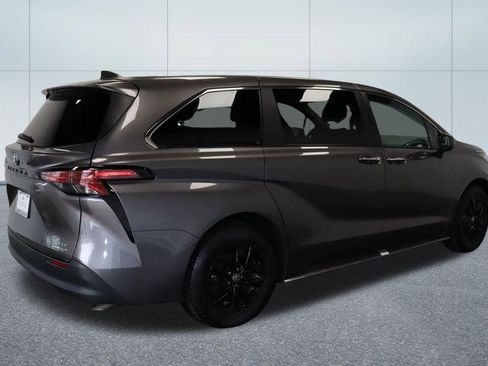 Used 2022 Toyota Sienna XLE AWD/4WD image 8