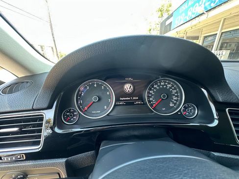 Used 2016 Volkswagen Touareg Sport image 14