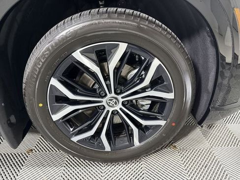 New 2025 Toyota Crown Signia image 10