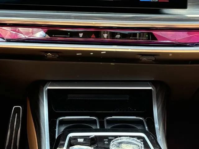 Used 2025 BMW 740i xDrive w/ Premium Package AWD/4WD image 18