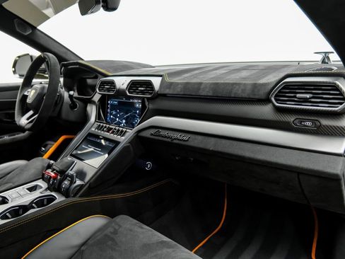 Used 2023 Lamborghini Urus Performante AWD/4WD image 13