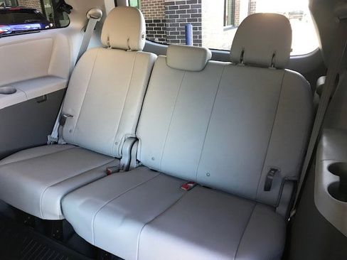 Used 2019 Toyota Sienna XLE image 8