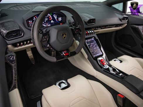 Used 2022 Lamborghini Huracan EVO image 2