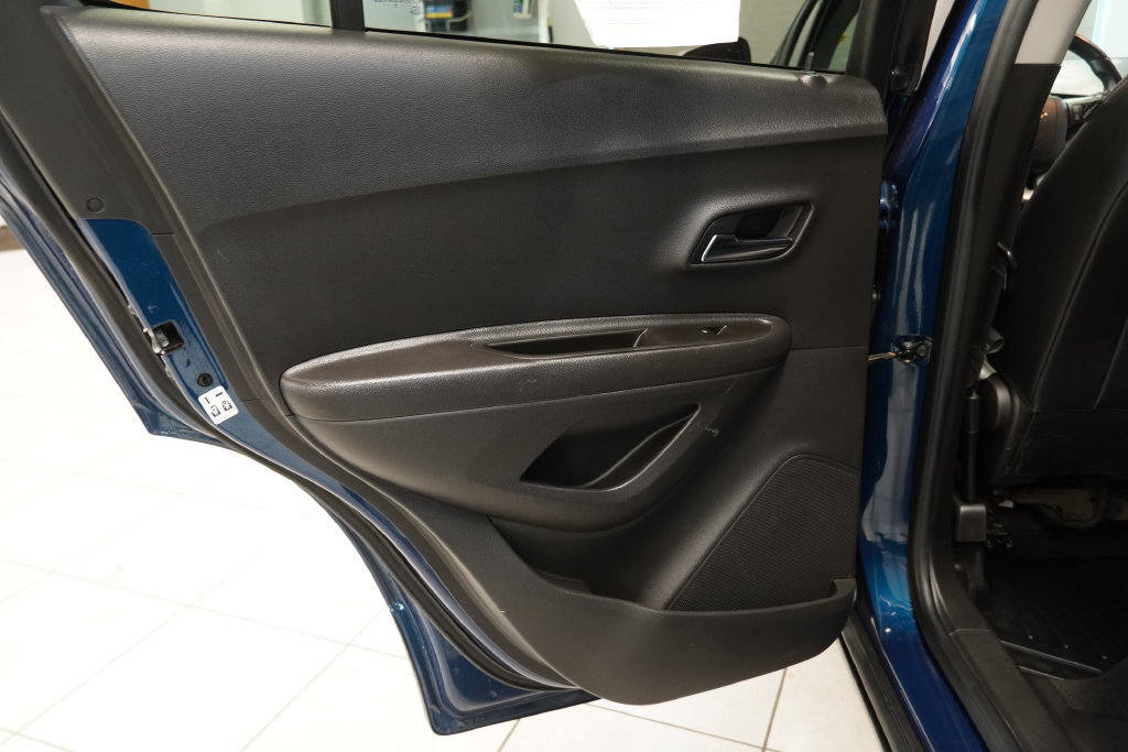 Used 2020 Chevrolet Trax LT w/ LT Convenience Package FWD image 24