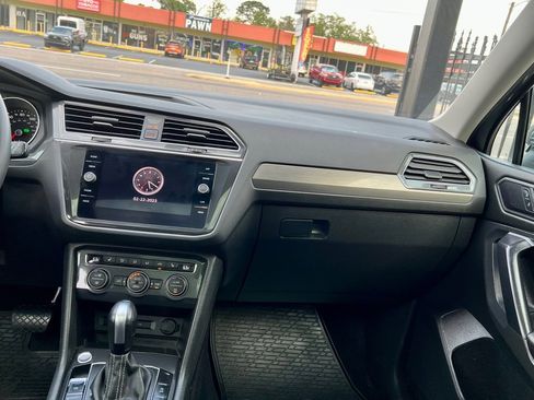Used 2021 Volkswagen Tiguan SE w/ Panoramic Sunroof Package image 42