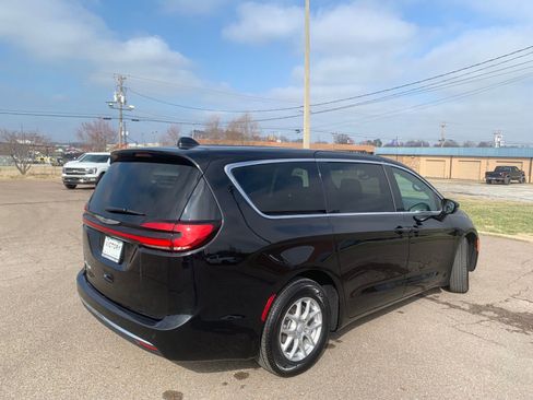 Used 2025 Chrysler Pacifica Select image 7