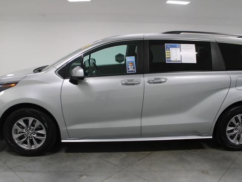 Used 2024 Toyota Sienna XLE image 6