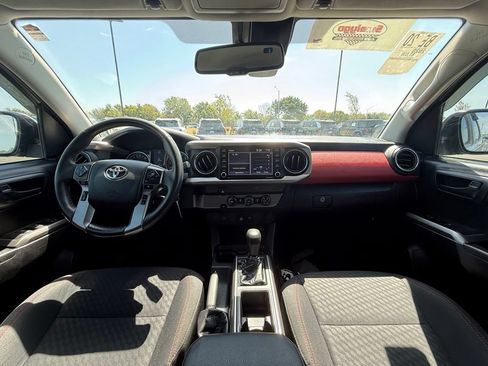 Used 2020 Toyota Tacoma SR5 RWD image 28