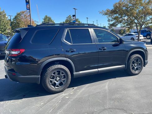 Used 2025 Honda Pilot TrailSport image 4