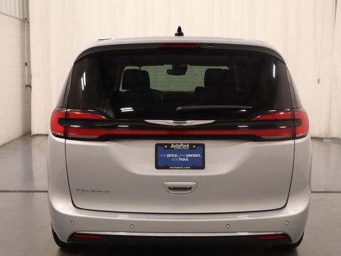 Used 2024 Chrysler Pacifica Touring-L image 8