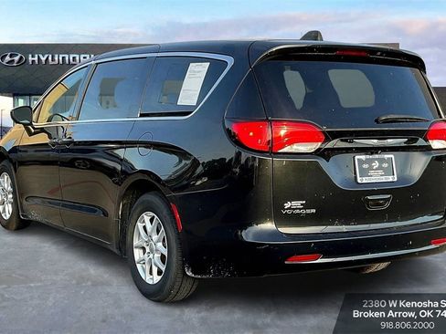 Used 2023 Chrysler Voyager LX image 6