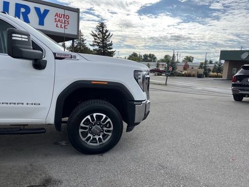 Used 2024 GMC Sierra 3500 SLE w/ SLE Convenience Package image 14