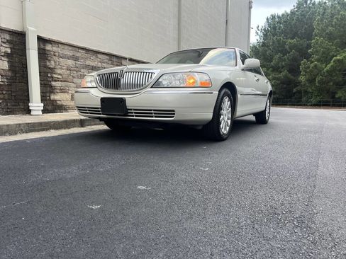 Used 2006 Lincoln Town Car Signature image 8