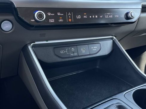 Used 2025 Kia Carnival FWD image 18