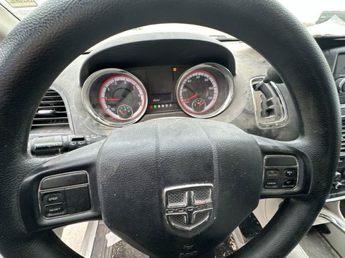 Used 2012 Dodge Grand Caravan SXT image 12