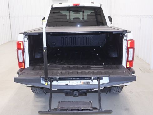 Certified 2022 Ford F250 Platinum w/ FX4 Off-Road Package image 42