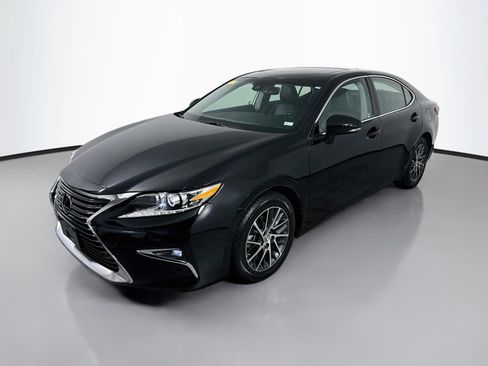 Used 2017 Lexus ES 350 w/ Luxury Package FWD image 3