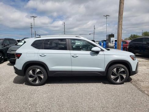 New 2026 Volkswagen Taos SE AWD/4WD image 3