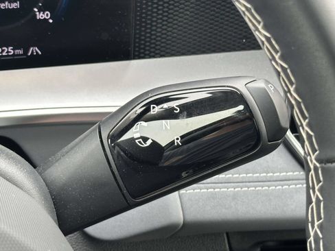 Certified 2025 Volkswagen Tiguan SE AWD/4WD image 22