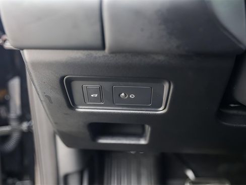 Used 2024 Land Rover Discovery Metropolitan Edition image 18