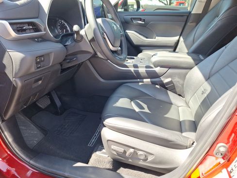 Used 2024 Toyota Highlander LE image 15