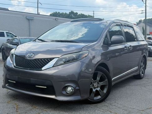 Used 2015 Toyota Sienna SE w/ SE Preferred Package FWD image 4