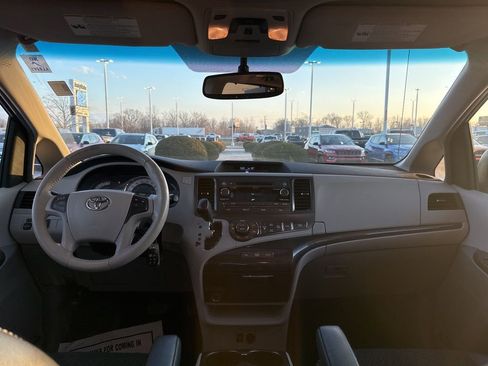 Used 2014 Toyota Sienna SE image 30