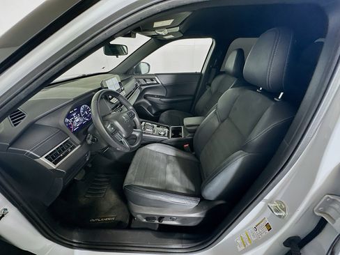 Used 2023 Mitsubishi Outlander SE Black Edition image 13