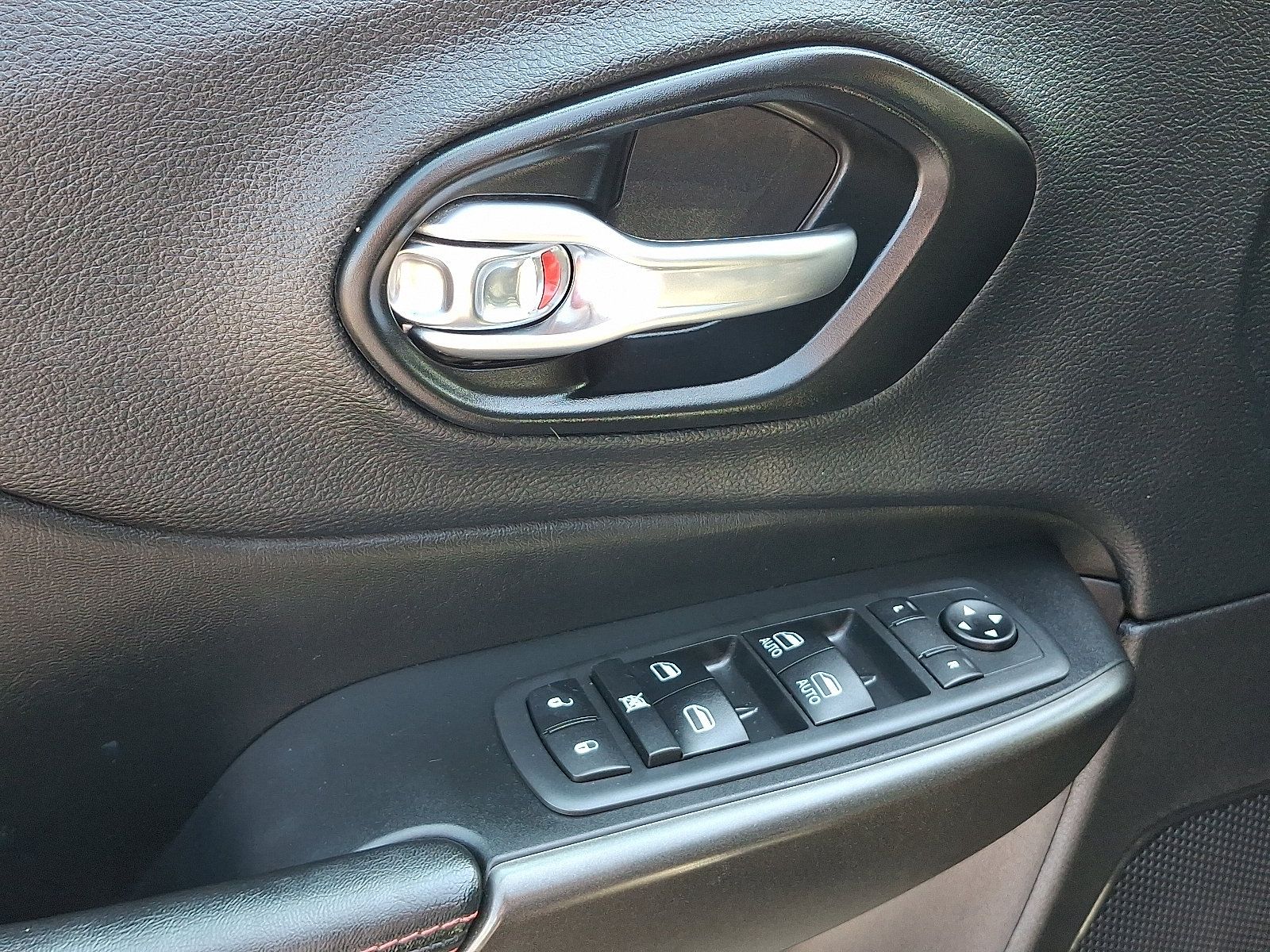 Used 2021 Jeep Cherokee Trailhawk w/ Trailer Tow Group AWD/4WD image 12