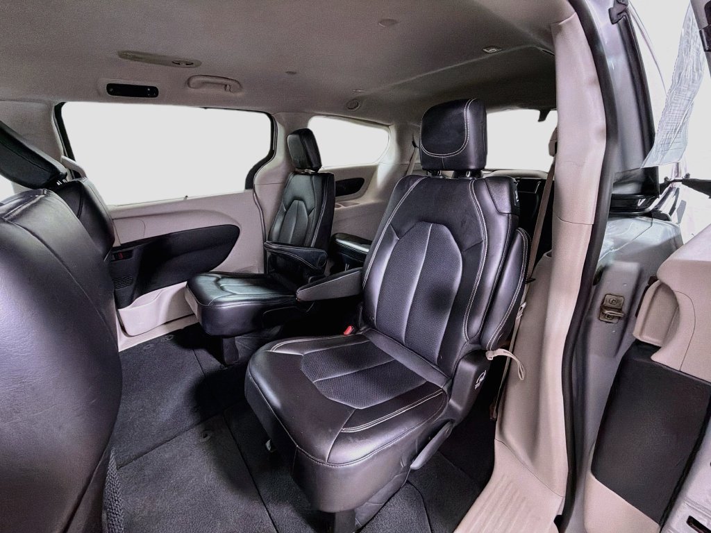Used 2024 Chrysler Pacifica Touring-L FWD image 25