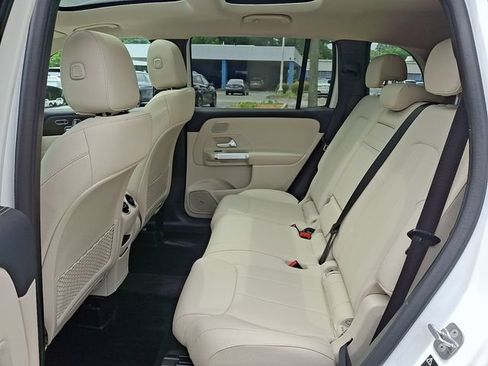 Used 2025 Mercedes-Benz GLB 250 4MATIC image 12