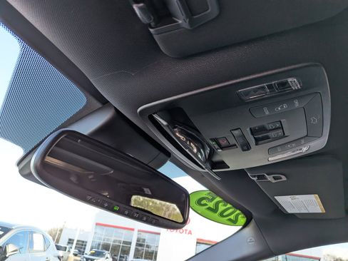 Used 2025 Toyota Sienna XSE w/ XSE Premium Package image 38