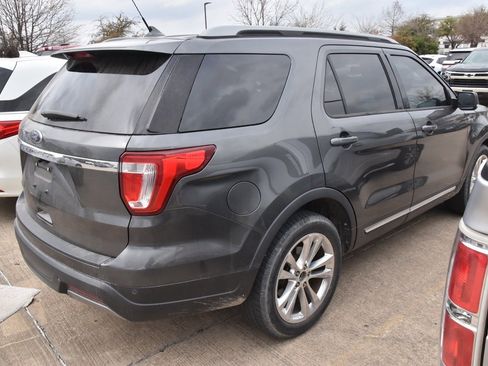 Used 2019 Ford Explorer XLT image 6