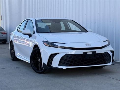 Used 2025 Toyota Camry SE image 2