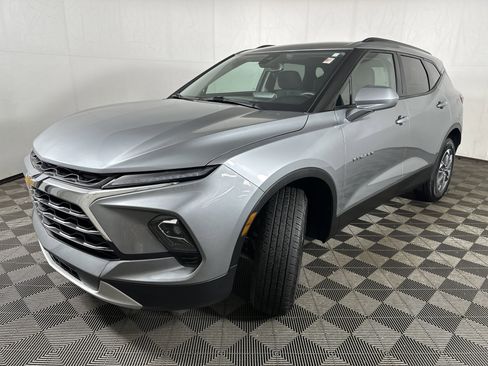 Used 2024 Chevrolet Blazer LT w/ Convenience Package FWD image 3