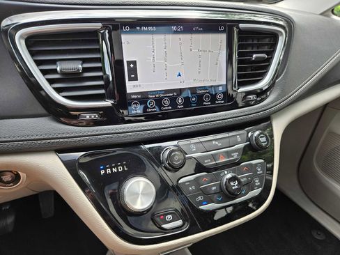 Used 2020 Chrysler Pacifica Limited FWD image 30