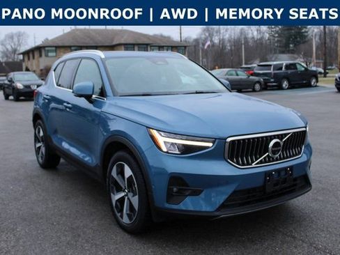 Used 2025 Volvo XC40 B5 Plus image 2