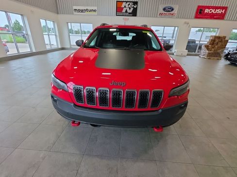 Used 2019 Jeep Cherokee Trailhawk AWD/4WD image 3
