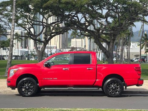 Used 2020 Nissan Titan SV w/ SV Convenience Package image 2