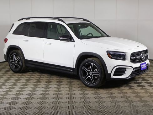 Used 2025 Mercedes-Benz GLB 250 4MATIC image 2
