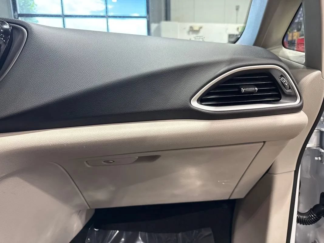 Used 2024 Chrysler Pacifica Touring-L FWD image 97