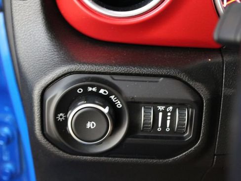 Used 2021 Jeep Wrangler Unlimited Rubicon w/ Cold Weather Group AWD/4WD image 15