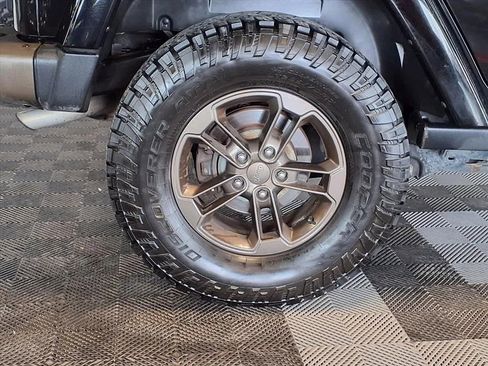 Used 2017 Jeep Wrangler Unlimited Sahara AWD/4WD image 8